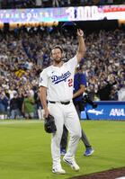 　通算３千奪三振を達成し、歓声に応えるカーショー（共同）