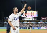 　通算３千奪三振を達成し、歓声に応えるカーショー（共同）