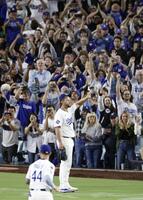 　通算３千奪三振を達成し、歓声に応えるカーショー（共同）