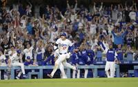 　９回、フリーマンの右前打で本塁へ走る大谷。サヨナラの生還を果たす（共同）