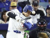 　７回、右前打を放つ大谷（共同）