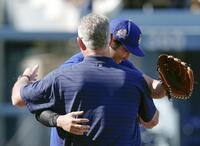 　エンゼルス元監督のネビン氏（手前）とハグを交わすドジャース・大谷（共同）