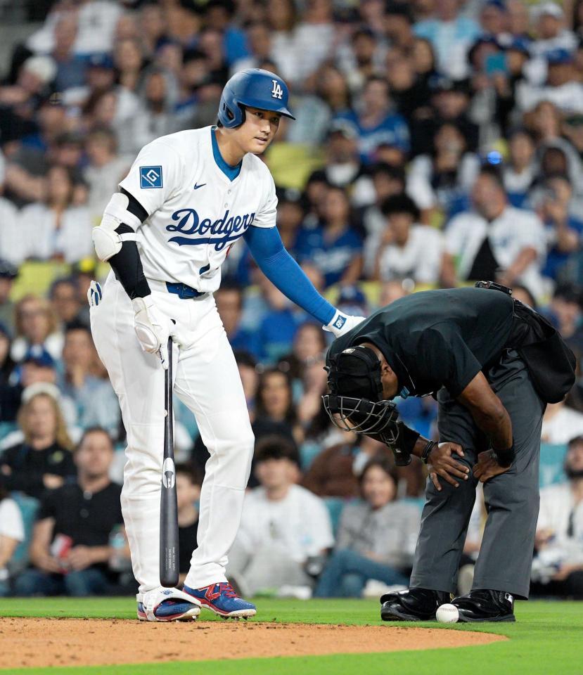 　４回、ファウルが当たった球審を気遣う大谷（共同）