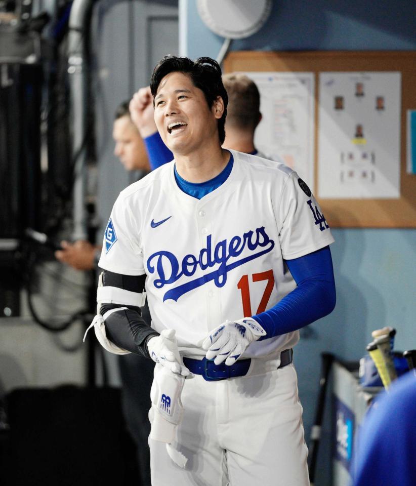　４回、３０号ソロを放ち、ベンチで笑顔の大谷（共同）