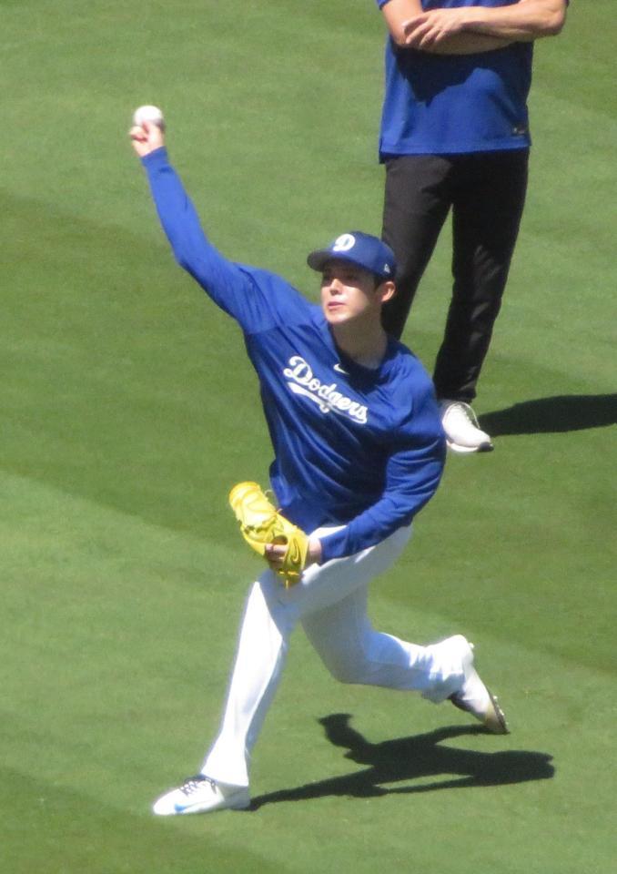 　試合前のフィールドでキャッチボールをする佐々木（撮影・小林信行）