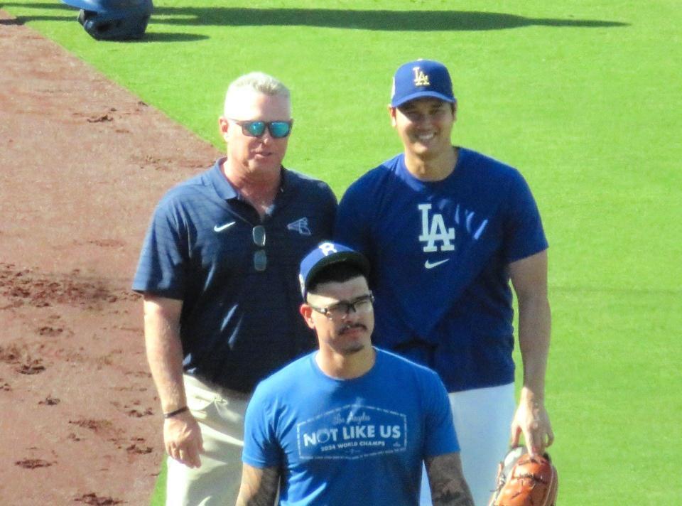 　試合前のフィールドで談笑する大谷とネビン氏（撮影・小林信行）