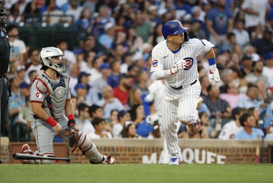 　ガーディアンズ戦の３回、適時二塁打を放つカブス・鈴木（共同）