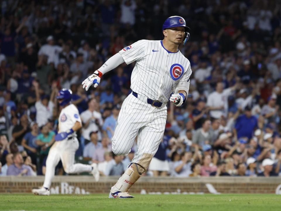 　ガーディアンズ戦の４回、２点打を放って走るカブス・鈴木（手前）＝共同