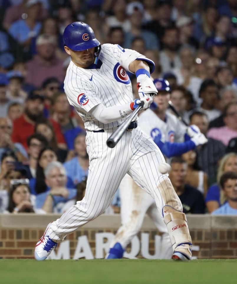 　ガーディアンズ戦の４回、２点打を放つカブス・鈴木（共同）