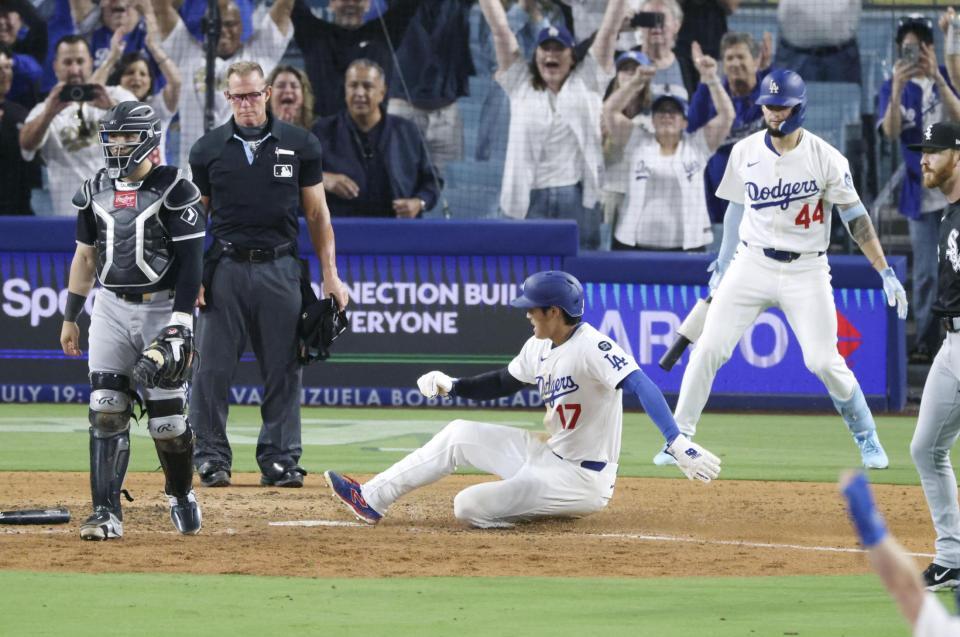 　ホワイトソックス戦の９回、フリーマンの右前打でドジャース二走の大谷（17）がサヨナラの生還（共同）