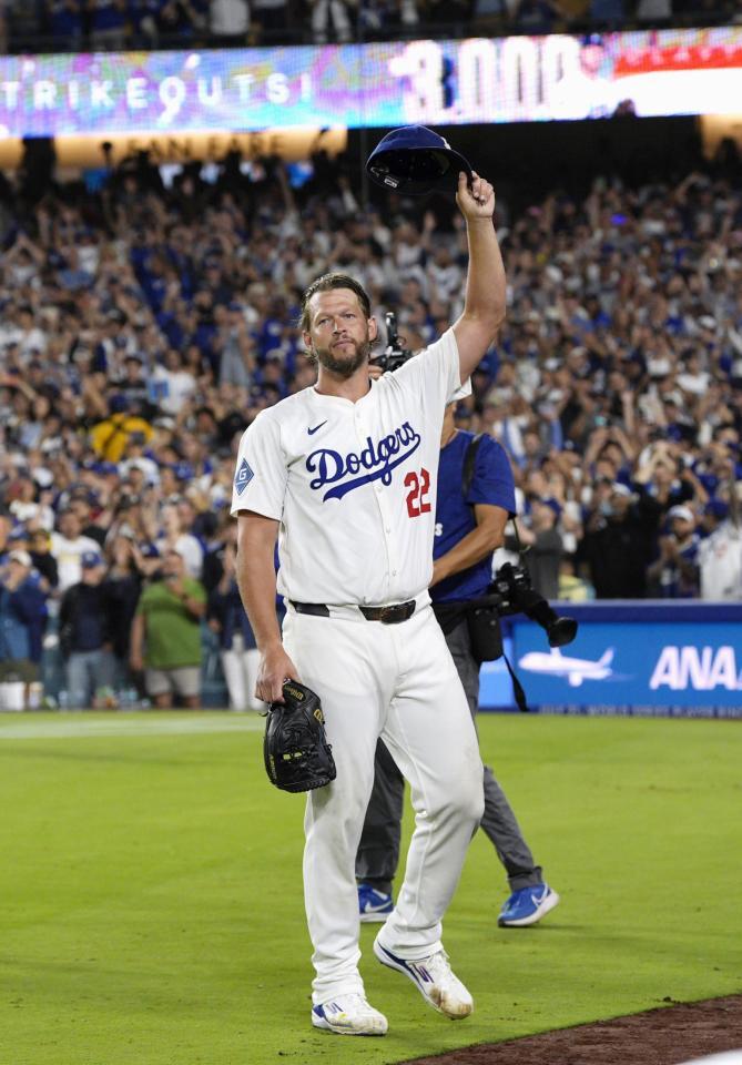 　通算３千奪三振を達成し、歓声に応えるカーショー（共同）