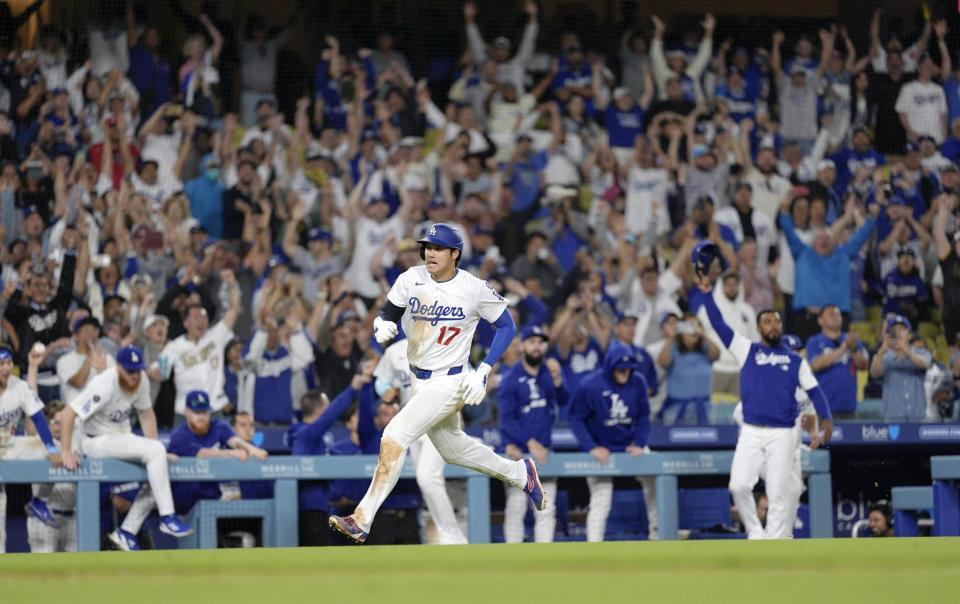 　９回、フリーマンの右前打で本塁へ走る大谷。サヨナラの生還を果たす（共同）