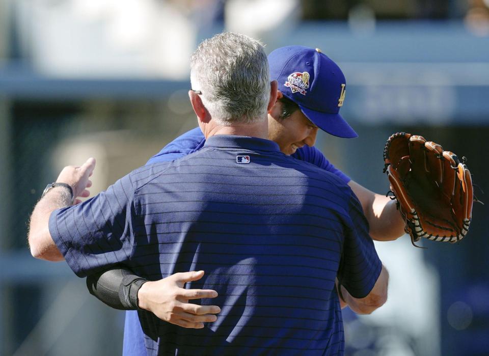 　エンゼルス元監督のネビン氏（手前）とハグを交わすドジャース・大谷（共同）