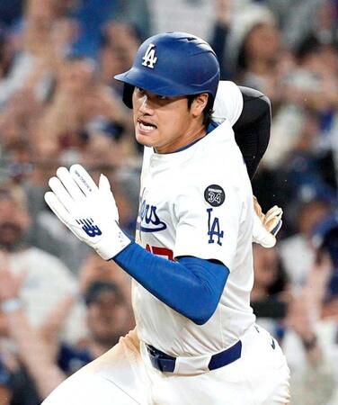 　９回、フリーマンの右前打で本塁へ走るドジャース二走の大谷。サヨナラの生還を果たす（共同）