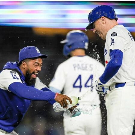 【写真】ドジャース　水掛け職人が達成感たっぷり！？サヨナラ打のフリーマンに両手で噴射
