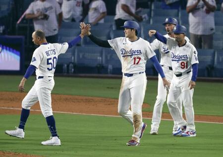 　ホワイトソックスにサヨナラ勝ちし、チームメートと喜ぶドジャース・大谷（17）＝ロサンゼルス（共同）