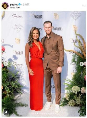 　チャリティーイベントに出席したクロネンワース夫妻。パドレスの公式インスタグラム（ｐａｄｒｅｓ）より