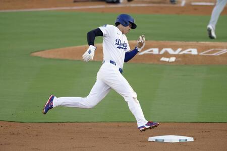 　ホワイトソックス戦の１回、フリーマンの適時打で二塁を回るドジャース・大谷。このまま生還する（共同）