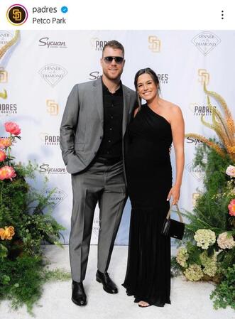 　　チャリティーイベントに出席したシーツ夫妻。パドレスの公式インスタグラム（ｐａｄｒｅｓ）より