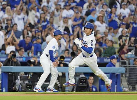 　ホワイトソックス戦の３回、フリーマンの適時打で生還するドジャース・大谷（共同）