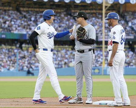 　ホワイトソックス戦の１回、四球で出塁するドジャース・大谷（左）＝共同