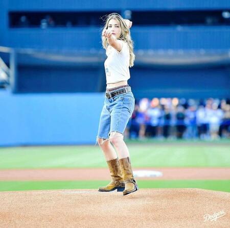 　始球式に登場したエミリー・ラッド（ロサンゼルス・ドジャース提供）