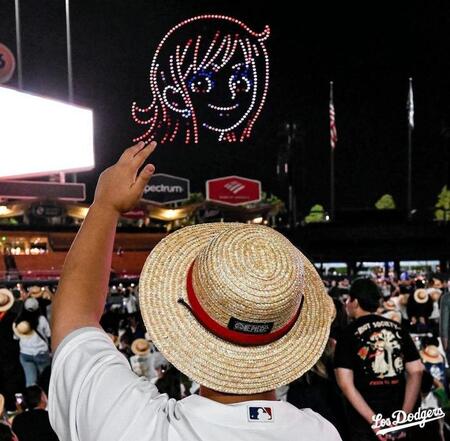 　試合後のドローンショーでＯＮＥ　ＰＩＥＡＣＥのキャラクターが夜空に（ロサンゼルス・ドジャース提供）