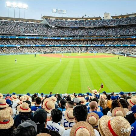 　麦わら帽子をかぶったドジャースファン（ロサンゼルス・ドジャース提供）