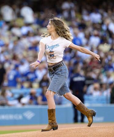 　始球式を務める実写版「ＯＮＥ　ＰＩＥＣＥ」ナミ役のエミリー・ラッドさん（共同）