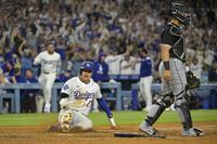 　９回、決勝のホームを踏む大谷（写真提供・ロイター／アフロ）