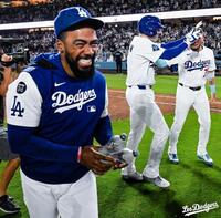 　サヨナラ打のフリーマンに水を浴びせたテオスカー・ヘルナンデス（ロサンゼルス・ドジャース提供）