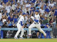 　ホワイトソックス戦の３回、フリーマンの適時打で生還するドジャース・大谷（共同）