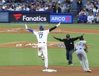 　ホワイトソックス戦の３回、ベッツの遊ゴロ失策で二進したドジャース・大谷（１７）＝共同