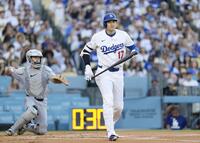 　ホワイトソックス戦の１回、四球で出塁するドジャース・大谷（共同）