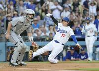 　ホワイトソックス戦の１回、フリーマンの適時打で生還するドジャース・大谷（共同）