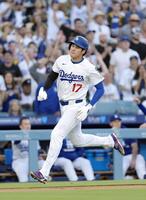 　ホワイトソックス戦の１回、フリーマンの適時打で生還するドジャース・大谷（共同）