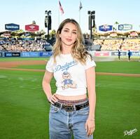 　始球式に登場したエミリー・ラッド（ロサンゼルス・ドジャース提供）