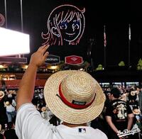 　試合後のドローンショーでＯＮＥ　ＰＩＥＡＣＥのキャラクターが夜空に（ロサンゼルス・ドジャース提供）