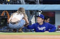 　始球式を務めたエミリー・ラッドさん（左）と話すドジャース・山本（共同）