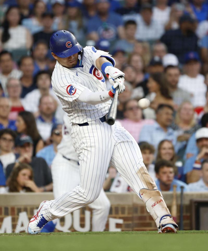 　ガーディアンズ戦の３回、適時二塁打を放つカブス・鈴木（共同）