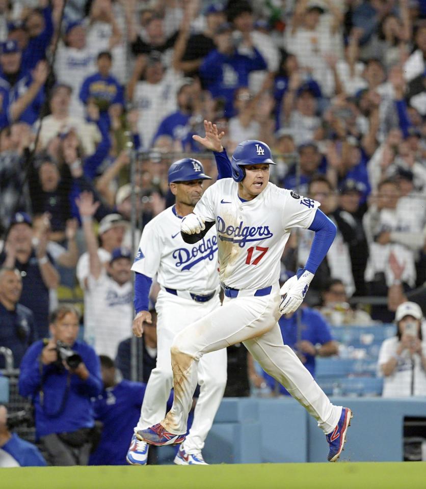 　９回、フリーマンの右前打で本塁へ走る二走の大谷。サヨナラの生還を果たす（共同）