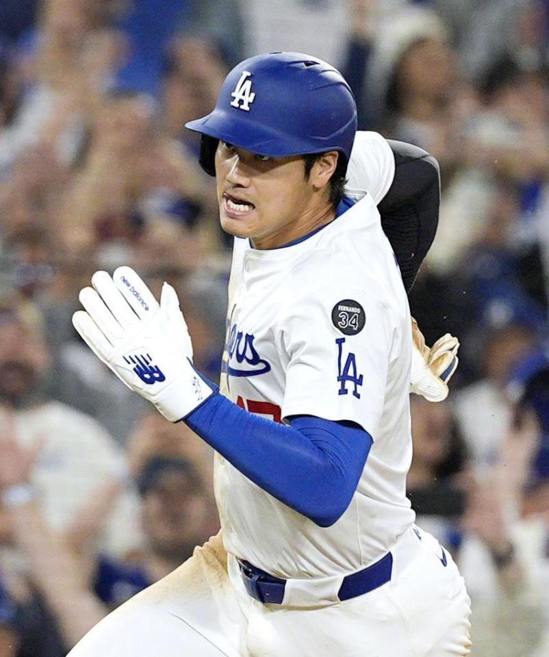 　９回、フリーマンの右前打で本塁へ走る二走の大谷。サヨナラの生還を果たす（共同）