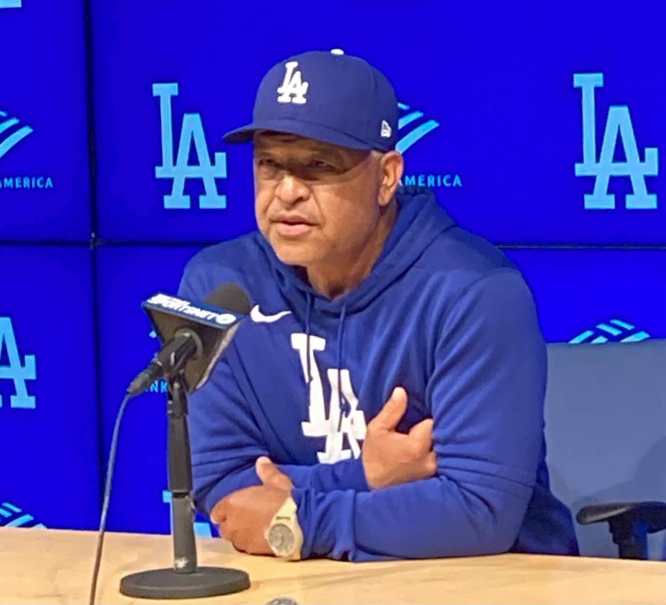 　試合前野記者会見でマンシーの離脱について話すロバーツ監督（撮影・小林信行）