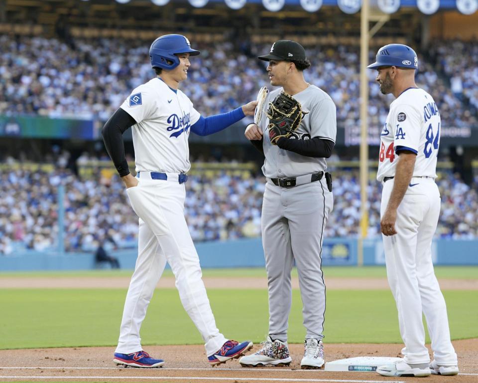 　ホワイトソックス戦の１回、四球で出塁するドジャース・大谷（左）＝共同