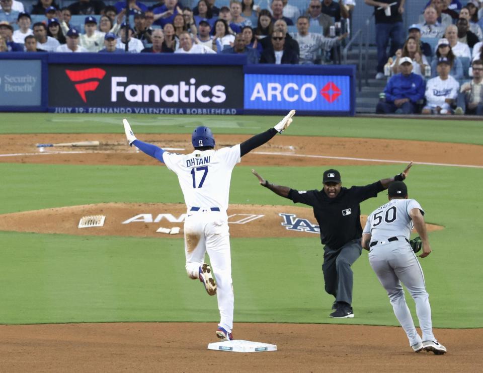 　ホワイトソックス戦の３回、ベッツの遊ゴロ失策で二進したドジャース・大谷（１７）＝共同