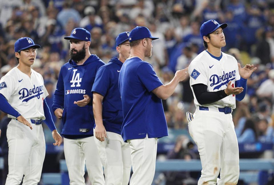 　ホワイトソックスに勝利し、チームメートを迎えるドジャース・大谷（右端）ら（共同）