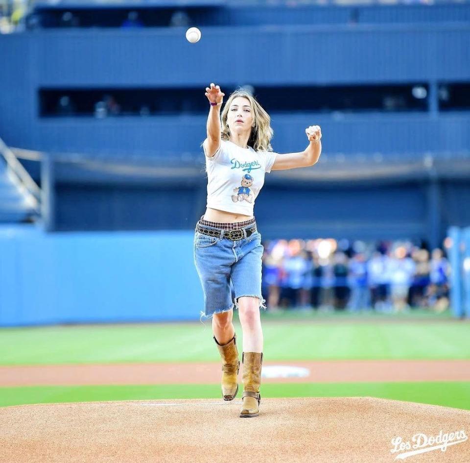 　始球式に登場したエミリー・ラッド（ロサンゼルス・ドジャース提供）