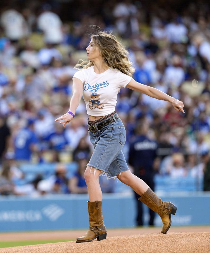 　始球式を務める実写版「ＯＮＥ　ＰＩＥＣＥ」ナミ役のエミリー・ラッドさん（共同）