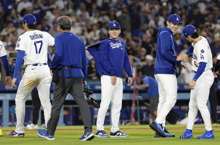 　ホワイトソックスに勝利し、喜ぶドジャースの大谷（１７）、山本（中央）、佐々木（右から２人目）ら（提供・共同通信社）
