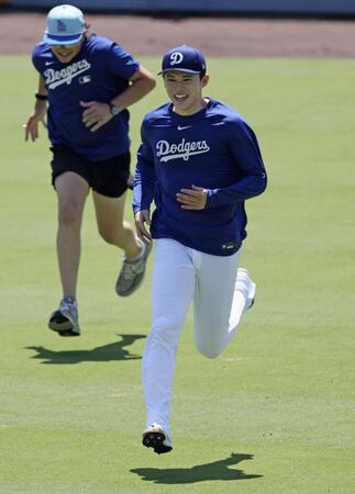 　ダッシュする佐々木（共同）